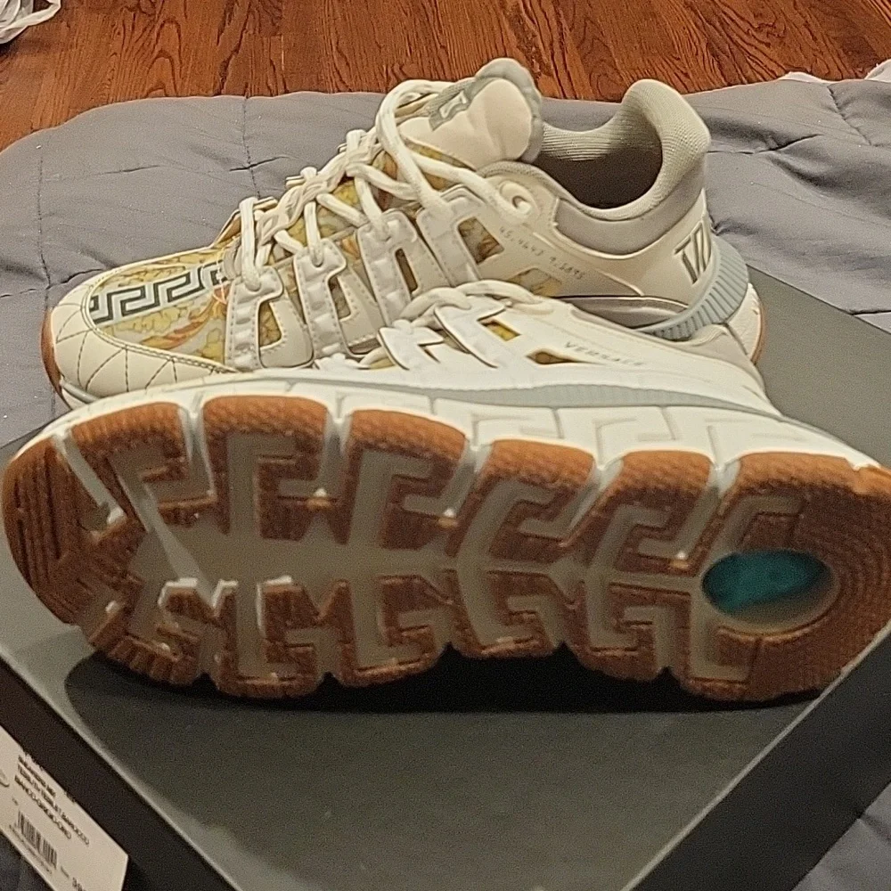 BRAND NEW Versace Trigreca Sneakers WOMEN 39 9 WITH BOX - Picture 2 of 14